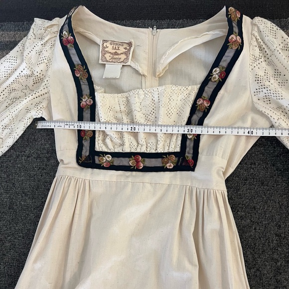 Authentic 1970s Vintage Gunne Sax Lace Embroidered Rose Prairie Dress - Picture 3 of 17